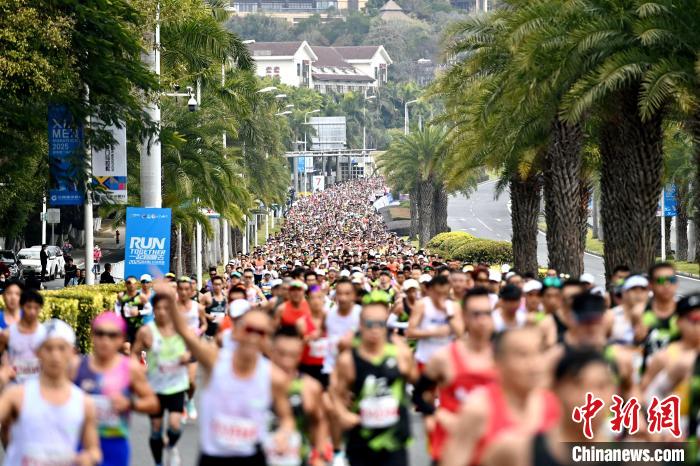 2025厦门马拉松开跑：男女冠军均刷新赛会纪录，