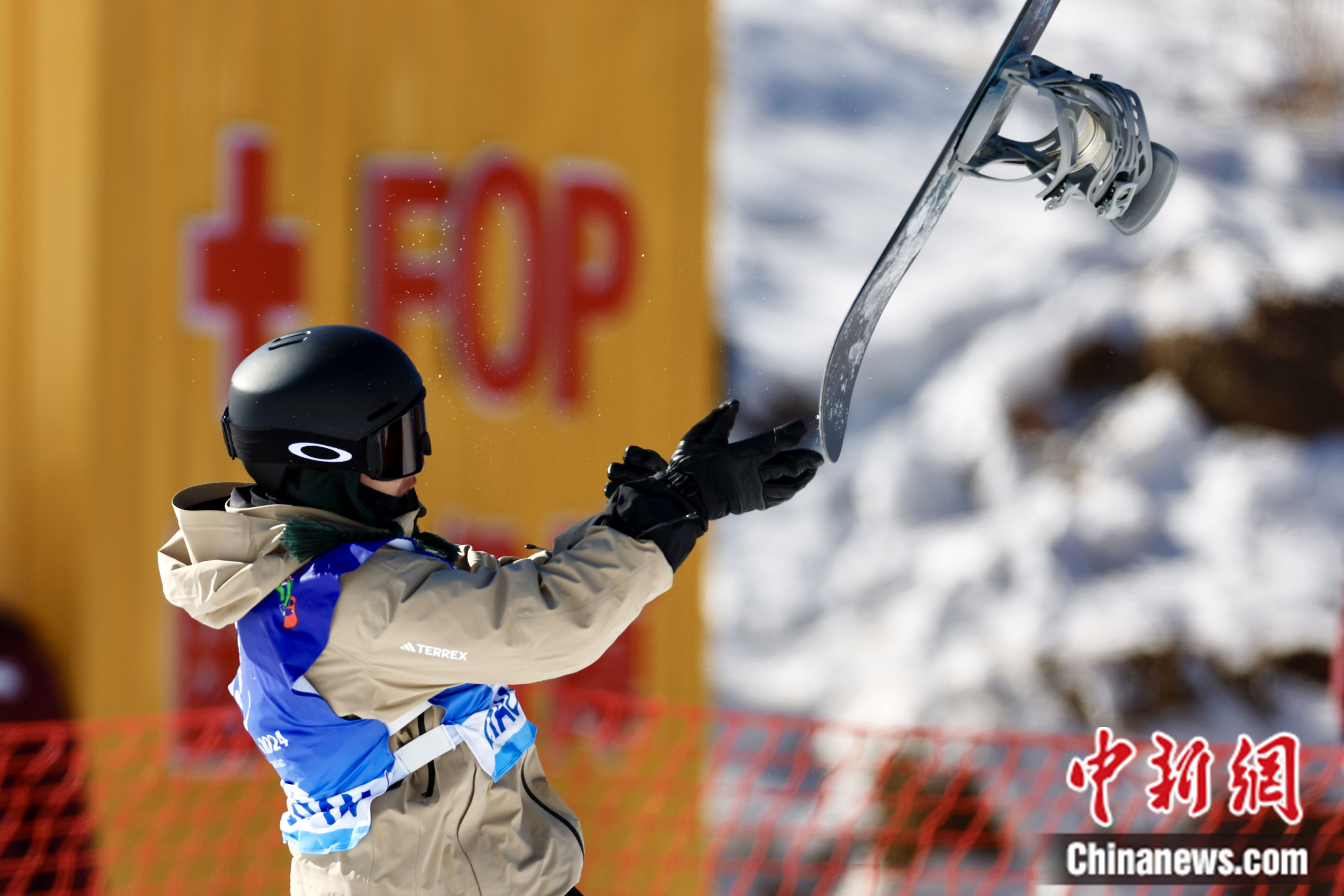 苏翊鸣十四冬单板滑雪决赛夺冠 比赛后扔雪板释